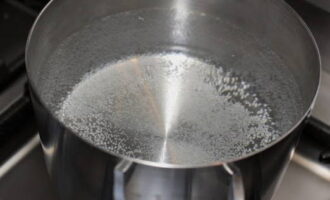 Boiling water is poured into each jar with blanks up to the neck and left for 5 minutes, then the water is drained and boiled again, repeating the pouring procedure twice. 