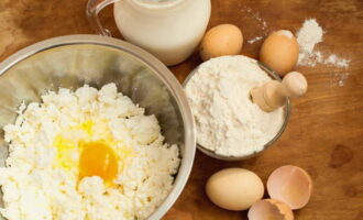 For the filling, grind eggs with sugar and cottage cheese, place the filling on a layer of dough. 