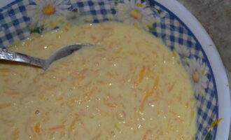 Knead the dough for pancakes. In a bowl, mix pumpkin, kefir, egg, salt, flour and baking powder.