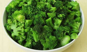 After soaking, cut the broccoli into small pieces.