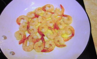 Fry the shrimp in olive oil for 2-3 minutes.