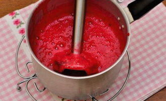 Em seguida, retire a panela do fogo e bata as frutas no liquidificador.