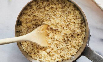 Bulgur with onions are poured with water and lightly salted, and then simmered over low heat under a lid for 6 minutes. 