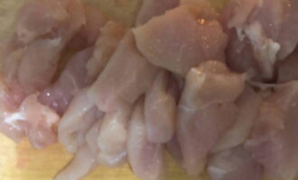 Cut the chicken fillet into small pieces of any shape.