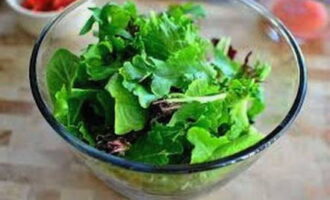 Tear the lettuce leaves with your hands and chop the cilantro. Also add chopped tomatoes, avocado and onions.