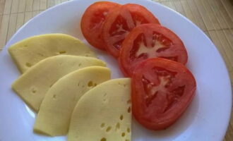 Corte os tomates em rodelas e o queijo em rodelas finas.