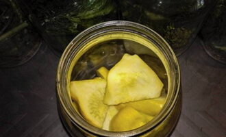 Then compactly place pieces of squash up to the middle of the jar.