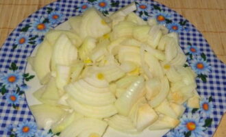 Peel the onions and finely chop them with a knife.