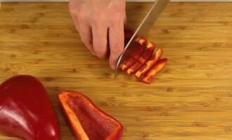 Sweet peppers should also be washed and removed from the stem. Cut it in half and remove the seeds. Cut into strips.