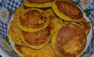 Serve the finished pancakes with curd mass, sour cream or honey.