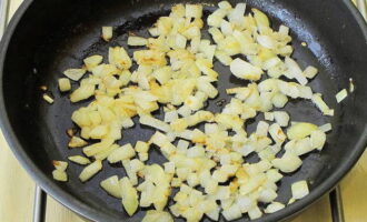 While the vegetables are cooking, melt a little butter in a frying pan and fry finely chopped onions in it until golden brown. Remove from the stove.