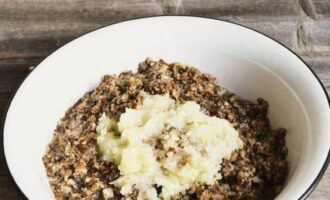 Trasferisci questa pasta sul caviale di funghi e mescola.