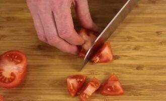 We choose tomatoes that are not very large in size.Wash and cut them into small pieces. We cut out the thick skin in the place where the stalk was attached.