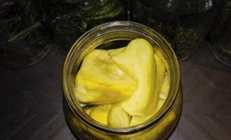 Then we compactly arrange the remaining pieces and place a dill umbrella on top. Fill the squash with boiling water. Cover the jar with a boiled lid and leave for a quarter of an hour.