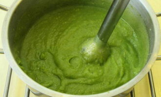 À l'aide d'un mixeur plongeant, réduire en purée les pommes de terre bouillies et le brocoli jusqu'à consistance lisse. Goûtez la purée et ajoutez du sel au goût.