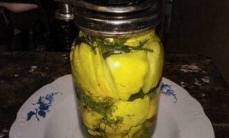 After this time, pour hot water from the jar into a saucepan and cook the marinade in it, adding the amount of salt, sugar and vinegar in the calculation indicated in the recipe. Pour the boiled marinade into the squash and immediately seal the jars tightly. We check the seal for leaks.