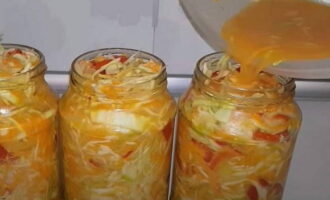 Hanya basuh balang salad dan penutup. Selepas satu jam perapan, letakkan salad dengan ketat dalam balang yang disediakan dan sterilkan selama 40 minit mengikut peraturan umum pensterilan. Kemudian tutup balang salad dengan ketat, sejuk terbalik dan di bawah tuala terry. Salad ini boleh disimpan dengan baik di rumah.