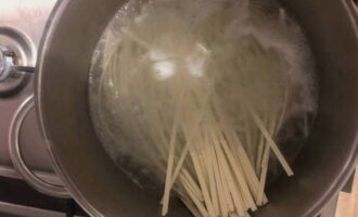 Then boil the required amount of udon noodles in boiling water. Boil the noodles according to the instructions indicated on the package, which also indicates the cooking time, because it is important not to overcook them.