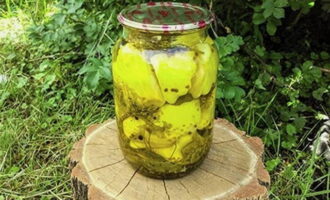 Cool the jars with pickled squash at home temperature without wrapping them, and then transfer them to the storage area for your preserves.