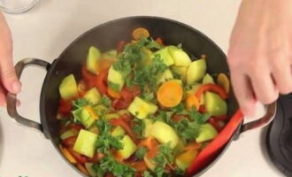 Next we add bell pepper and zucchini. Cover the container with a lid again and simmer the vegetables until the zucchini is soft (about 10 minutes). Add the tomatoes to the vegetables, mix everything thoroughly and simmer for 2 minutes. Turn off the heat, salt the dish and add herbs (parsley) to it. Mix the vegetables thoroughly.