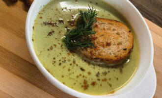 Pour the finished soup into portioned bowls, just before serving, place crouton on top and sprinkle with ground black pepper. Serve hot.