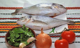 How to bake dorado in the oven in foil? First, defrost the dorado, and then clean it of scales. We cut along the body and remove the insides. We remove the gills, remove the internal cavity of the head from fat, films and cartilage.