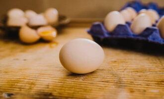 Classic Israeli shakshuka in a frying pan is very easy to prepare. It is necessary that the eggs are as fresh as possible. They also need to be taken out of the refrigerator in advance and warmed at room temperature. 