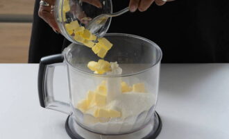 It is better to put the butter for the dough in the refrigerator in advance. Frozen butter is the key to making a successful dough. We take it out and cut off 115 grams. Cut into cubes and place in a mixer bowl.