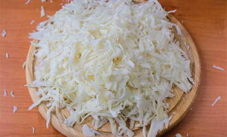 Stewed cabbage with potatoes is very easy to prepare. We wash the white cabbage and finely chop it.