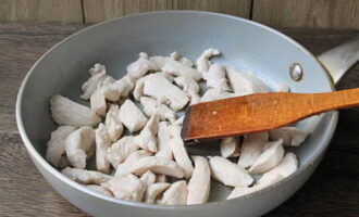 Classic chicken fricassee is very easy to prepare. Wash the chicken fillet well under running water, then dry it on a paper towel and cut into medium-sized pieces. Heat the butter in a frying pan and fry the fillet in it for 2-3 minutes over high heat until the chicken turns white on all sides.