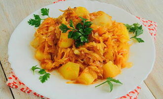 Juicy stewed cabbage with potatoes is ready. Divide into portions and enjoy!