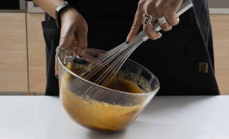 Add both types of sugar, half a teaspoon of salt and spices to the eggs. Mix the ingredients. 