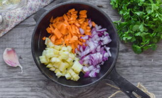 Klassisk grøntsagsmossuppe er meget nem at tilberede. Skær løg, gulerødder og zucchini i tern. Hæld vindruekerneolie i gryden og steg grøntsagerne heri i 2-3 minutter.