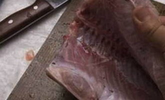 Making balyk at home is very simple. Wash the catfish carcass well and cut it up. Then make a cut along the ridge and remove it. Also remove large bones from the fillet.