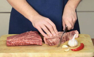 How to cook a juicy burger at home? Scroll the beef shoulder through a meat grinder with large holes.