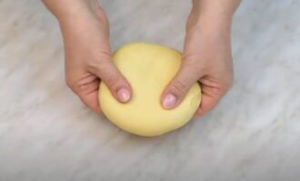 The dough needs to be kneaded so that it becomes a little softer and more elastic. If it is difficult to do this at once, we do it in a couple of approaches, letting the dough rest, covered with a bowl for ten minutes.