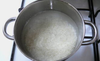 Next, fill the rice with plenty of water, add a pinch of salt and put it on the fire. Bring everything to a boil and cook over low heat for 10 minutes until half cooked. Then drain the rice through a colander and leave until all excess liquid has drained.