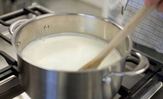 Pour milk into a saucepan and add vanilla and regular sugar. Add heavy cream and put the pan on the fire. Stir the mixture with a whisk and bring to a boil. Then we turn off the fire. 