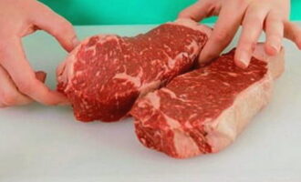 For a classic steak, fresh beef, back or thigh tenderloin is ideal. Cut the meat across the grain into pieces no thicker than 2 centimeters.