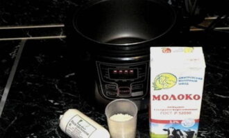 How to cook rice porridge in a slow cooker? We check whether all the ingredients are ready to prepare the porridge, place the multicooker closer, and examine it to see if it is ready for use.