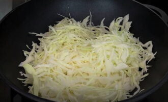 Classic stewed cabbage with minced meat in a frying pan is very easy to prepare. Remove the outer leaves from the cabbage and rinse it. Then chop into thin strips. Heat a little oil in a large frying pan and add the chopped cabbage. No need to add salt. Cover the pan with a lid and simmer the cabbage over low heat until soft.