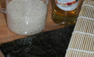 Sushi rolls are easy to make at home. Measure out the exact amount of rice - special for rolls or simple round grain. Prepare all other ingredients and a bamboo mat.