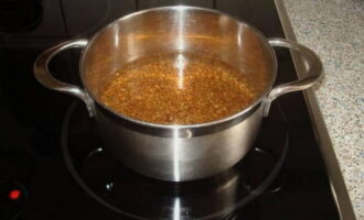 Pannile võib valada puhastatud külma vett ja keema ajada, kuid soovitame esmalt vee keema keeta veekeetjas ning seejärel valada pannile ja asetada pliidile. Nii saab kiiremini. Asetage tatar vette.