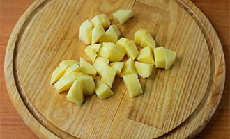 Cut the peeled and washed potatoes into small cubes.