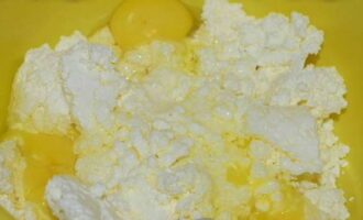 How to cook cottage cheese balls fried in oil in a frying pan? Let's do the test. To prepare it, combine cottage cheese, eggs and a pinch of vanillin in a deep container.