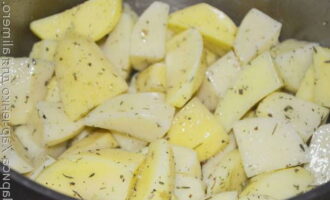 It is very easy to prepare entrecote at home. Let's prepare the potatoes. We peel the tubers and cut them into medium-sized cubes, season with olive oil, sprinkle with herbs, salt and pepper - mix well, place on a baking sheet and place in the oven at 200 degrees.