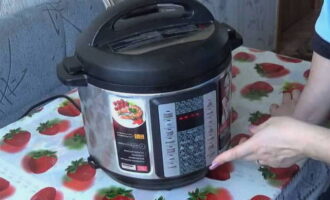 Agora feche a tampa da multicooker e ajuste o programa Mingau de leite. Aperte start e deixe o mingau cozinhar por 35 minutos. Você mesmo deve verificar se o prato está pronto, pois alguns tipos de arroz podem cozinhar mais lentamente.