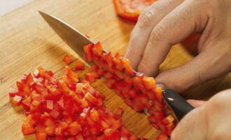 Ideally, before frying, the pepper should be simmered in the oven and freed from the skin, and then finely chopped (remove the stem and seeds in advance). Add pepper to onion. Chop the chili pepper and garlic and add it to the pan after 5 minutes.Fry the ingredients for another 5 minutes.