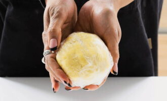 Gulungkan doh menjadi bola, berhati-hati agar tidak memanaskannya dengan tangan anda. Balut dalam filem berpaut dan masukkan ke dalam peti sejuk selama 4 jam (ini adalah minimum, lebih baik untuk mengeluarkan doh semalaman). 