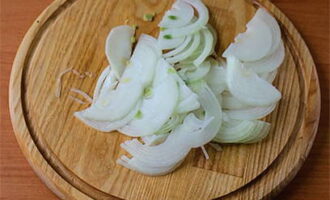 Cut the onions into thin half rings.